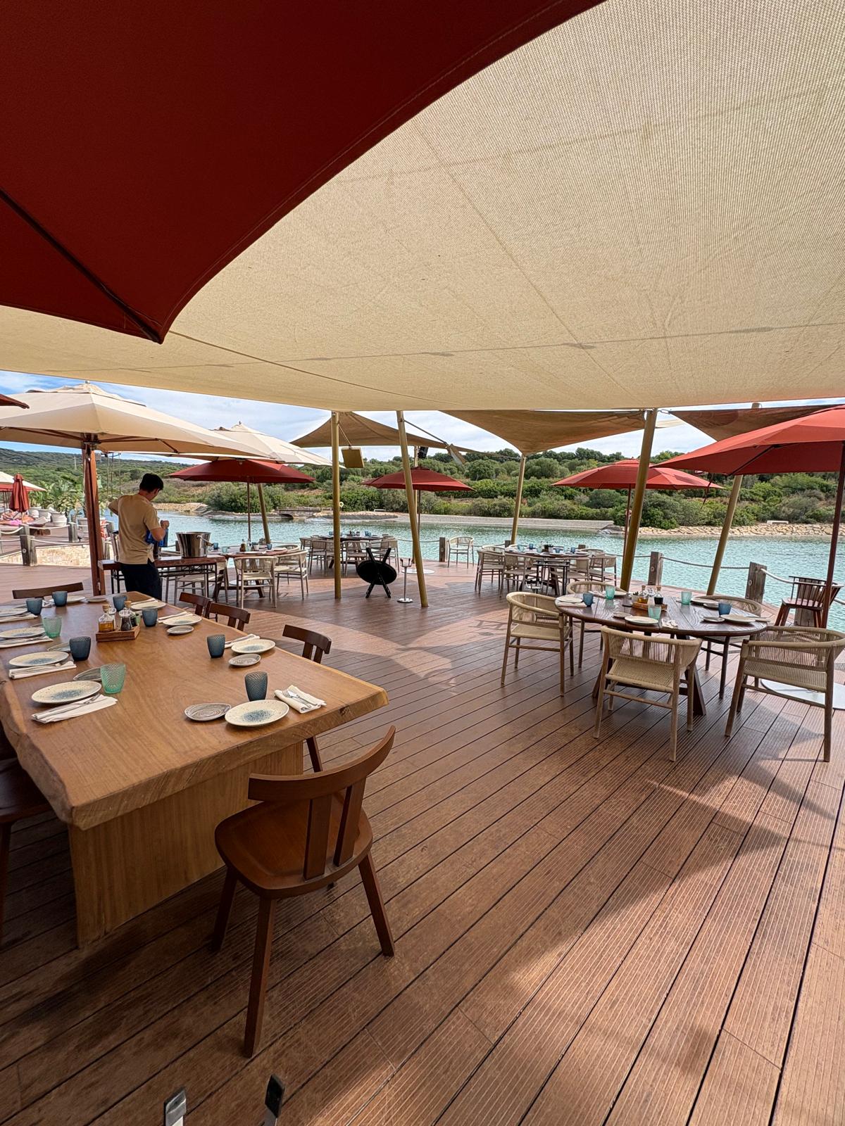 Terraza de hospitality junto al agua